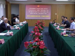 ** Former Colombian President Andres Pastrana exchanging views with the Weltrus team in a conference room