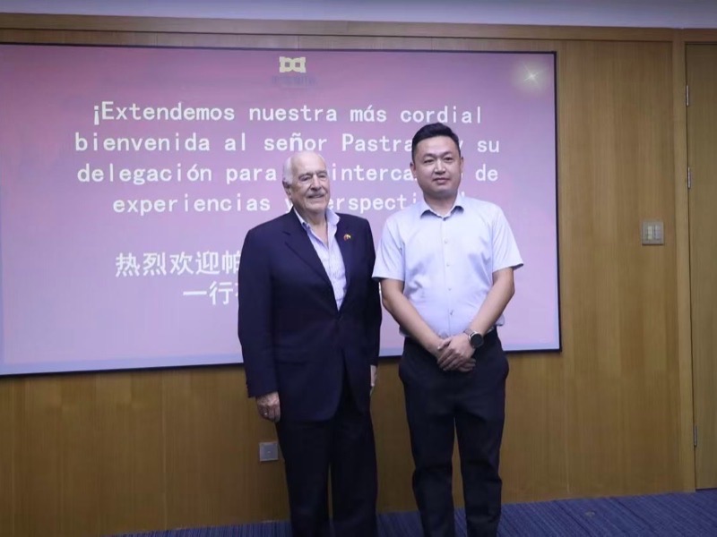 Former Colombian President Andres Pastrana and a Weltrus representative in front of the visit welcome screen