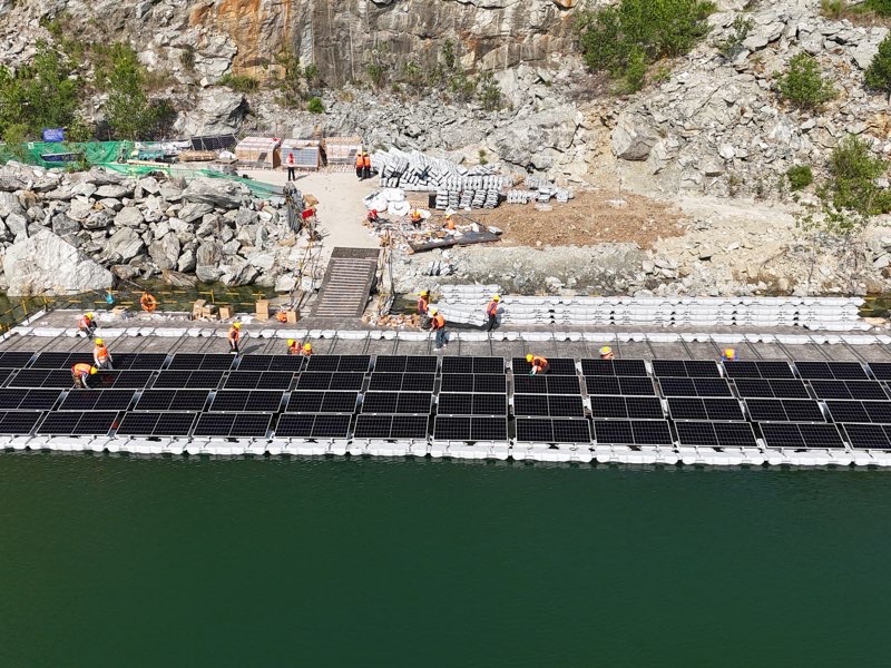 Weltrus crew fitting modules onto pontoons at the Lai Chau floating PV site